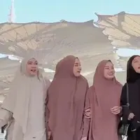 Momen Umrah Dinda Hauw, Dara Arafah, Anisa Rahma (credit: instagram/dindahw)