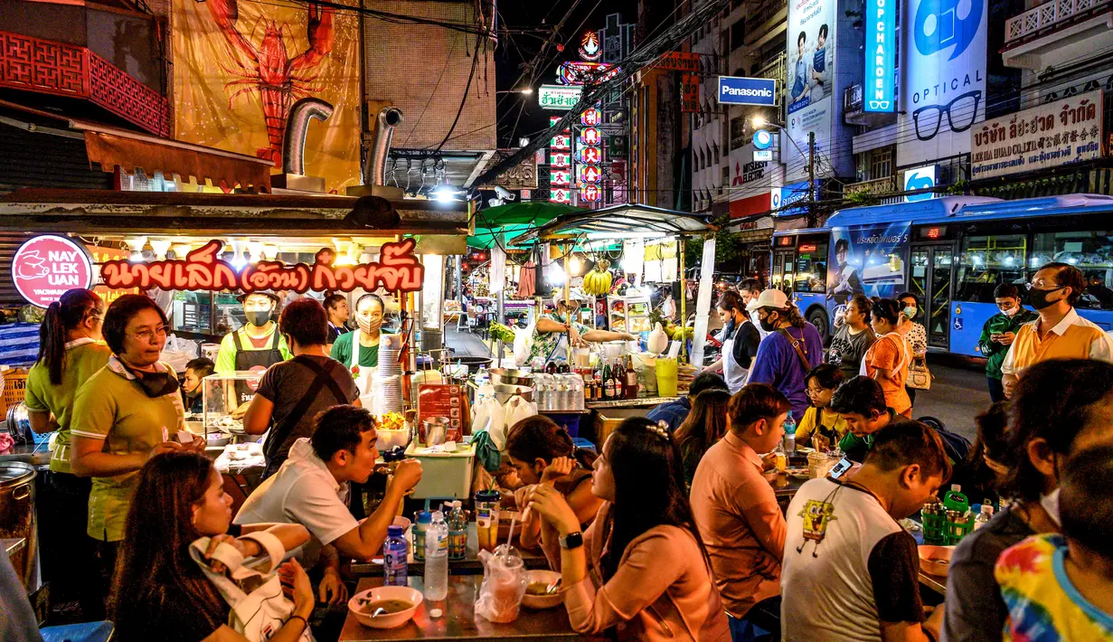Orang-orang makan di pasar makanan jalanan di Chinatown Bangkok (16/9/2020). Chinatown Bangkok awalnya merupakan kawasan hutan belantara di luar tembok kota dan berkembang menjadi pusat komersial Bangkok selama akhir abad ke-19 hingga awal abad ke-20. (AFP/Mladen Antonov)