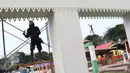 Pekerja menyelesaikan pembuatan rumah adat betawi jelang pelaksanaan Festival Lebaran Betawi IX di Lapangan Banteng, Jakarta, Kamis (11/8). Festival ini diharapkan dapat menjadi salah satu destinasi wisata di Ibukota. (Liputan6.com/Immanuel Antonius)