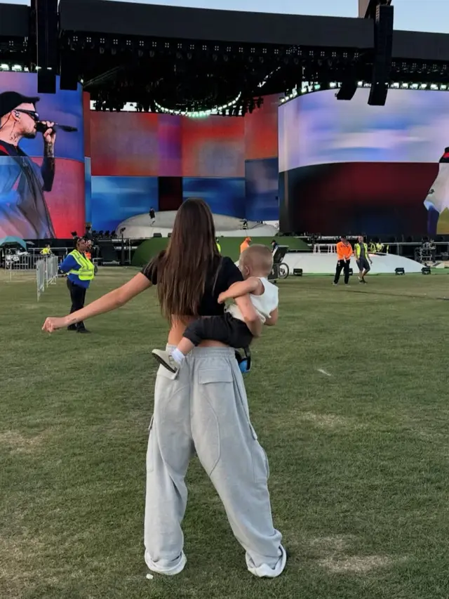 Hailey Bieber Tampil Chic di Coachella gendong baby Jack. [@haileybieber]