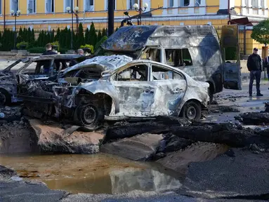 Mobil yang rusak terlihat di lokasi serangan rudal Rusia di Kiev, Ukraina, Senin (10/10/2022). Dua ledakan terdengar di pusat Kiev sekitar pukul 08.00 waktu setempat. (AP Photo/Efrem Lukatsky)