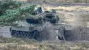 Sebuah tank Leopard 2 beraksi saat kunjungan Menteri Pertahanan Jerman Boris Pistorius ke batalyon tank Bundeswehr 203 di Field Marshal Rommel Barracks, Augustdorf, Jerman, 1 Februari 2023. Setelah keputusan pemerintah Jerman untuk mengirimkan 14 tank Leopard 2 ke Ukraina, kemampuan tank tempur utama Leopard 2A6 ditampilkan pada presentasi di Augustdorf. (AP Photo/Martin Meissner)