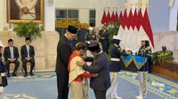 Presiden Prabowo Subianto memberikan tanda kehormatan terhadap sejumlah pelaku seni Indonesia. (Liputan6.com/Ady Anugerahadi)