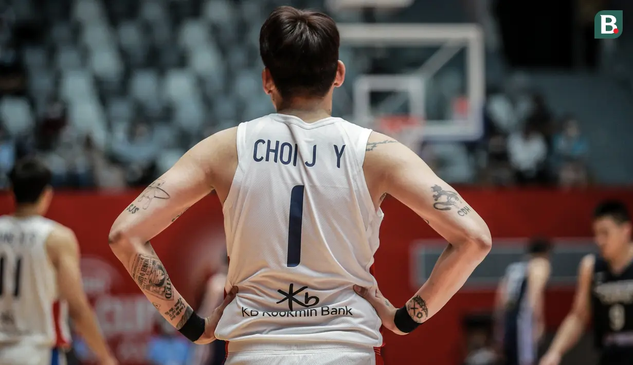 <p>Ragam tato pebasket Timnas Korea Selatan, Choi Jun-yong saat matchday kedua Grup B FIBA Asia Cup 2022 melawan Timnas Basket Taiwan di Istora Senayan, Jakarta, Kamis (14/07/2022). (Bola.com/Bagaskara Lazuardi)</p>