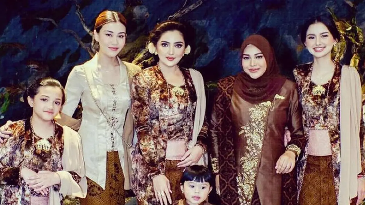 Aaliyah Massaid dan Sarah Menzel Dibalut Kebaya Coklat saat Tedak Siten Azzura