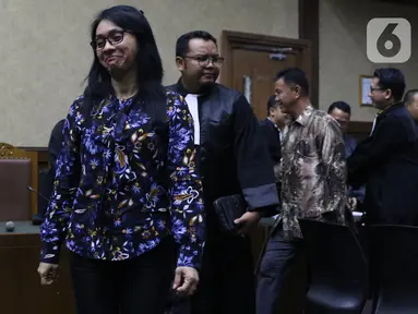 Terdakwa dugaan suap revitalisasi Pasar Lirung dan Pasar Beo Kabupaten Kepulauan Talaud TA 2019, Sri Wahyumi Maria Manalip (depan) usai menjalani sidang tuntutan di Pengadilan Tipikor, Jakarta, Senin (18/11/2019). Sri Wahyumi dituntut hukuman tujuh tahun penjara. (Liputan6.com/Helmi Fithriansyah)