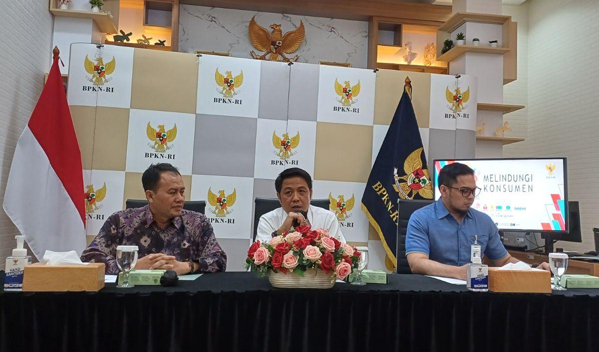 "Misalnya soal parkir, tentu ditulis itu milik Indomaret, Alfamart. Kalau parkir resmi itu ada keamanan. Tetapi yang tidak resmi dan bayar tiba-tiba, tidak ada karcisnya, tentu ini kearifan lokal karena ada backing preman, polisi, dan sebagainya. Tentu in