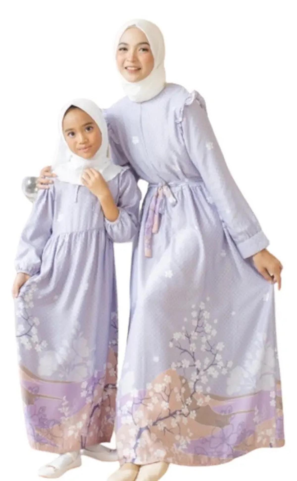 Model Gamis Terbaru Motif Bunga Kombinasi Polos yang Simpel dan Elegan