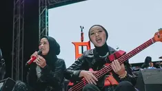 Diketahui Tantri, Chua beserta personil Kotak band kala itu manggung di Yogyakarta. Penampilan Chua saat mengenakan hijab itu justru sukses mencuri perhatian para penonton hingga netizen. (Liputan6.com/IG/@kotakband_).