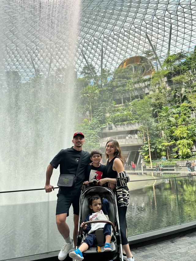 Hamil Anak Ketiga, Ini 7 Potret Jessica Iskandar Liburan Bareng Keluarga