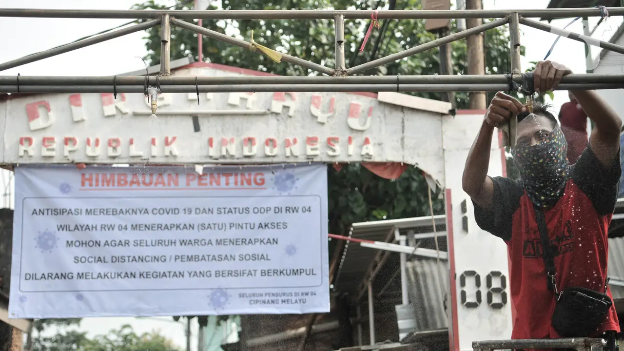 Khawatir COVID-19, Warga Cipinang Melayu Tutup Jalan dengan Seng