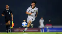 Pemain Timnas Indonesia U-22, Hokky Caraka berusaha mengejar bola saat laga uji coba melawan India di Stadion Madya, Senayan, Jakarta, Minggu (13/10/2025). (Bola.com/Bagaskara Lazuardi)