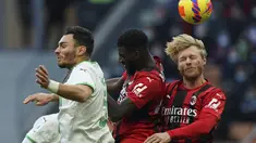 Bek AC Milan, Simon Kjaer dan gelandang Tiemoue Bakayoko berebut bola udara dengan pemain Sassuolo, Kaan Ayhan pada pertandingan lanjutan Liga Serie A Italia di stadion San Siro, Minggu (28/11/2021). AC Milan kalah atas Sassuolo 1-3. (Spada/LaPresse via AP)