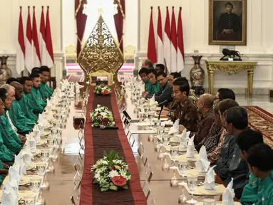 Suasana makan siang bersama Presiden Jokowi dan pemain timnas Indonesia di Istana Merdeka, Jakarta, Senin (19/12). Punggawa timnas Indonesia beserta tim sukses piala AFF memenuhi undangan makan siang bersama. (Liputan6.com/Faizal Fanani)