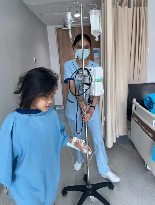 "Ku tetep sibuk kerja kesana sini, kasi kala obat tapi emang ga terlalu khawatir.. sampai hari jumat pagi Kala bilang, “bia masih sakit terus.. ke dokter aja boleh ga bi?”," sambung Zaskia.  [Instagram/zaskiadyamecca]