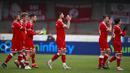 Para pemain Crawley Town merayakan kemenangan atas Leeds United pada laga Piala FA di Stadion Broadfield, Minggu (10/1/2021). Leeds United takluk dengan skor 3-0. (AP Photo/Ian Walton)