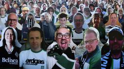 Cardboard pendukung Borussia Moenchegladbach mengisi kursi penonton di stadion Borussia Park, Moenchengladbach, Jerman, Rabu (20/5/2020). Ribuan Cardboard gambar suporter Borussia Moenchegladbach dipasang untuk mendukung timnya saat berlaga di kompetisi Bundesliga. (AFP/Ina Fassbender)