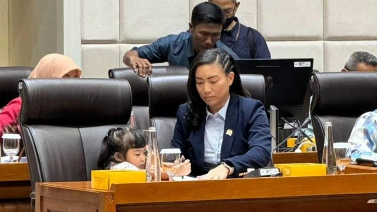 VIDEO: Momen Gemas Rahayu Keponakan Prabowo Pangku Anak Pimpin Rapat DPR
