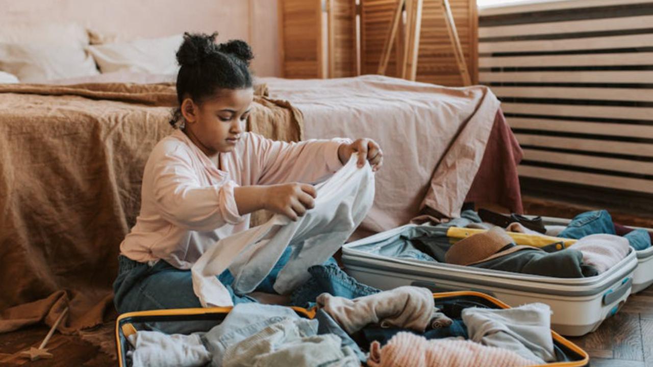 Ilustrasi Anak Mandiri Mengemas Pakaian (©Pexels)