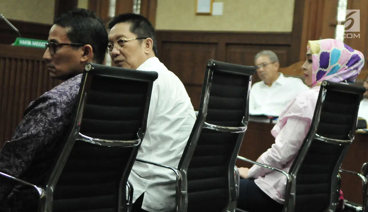 Sandiaga Uno (kiri) bersama mantan anggota DPR dari Fraksi Demokrat Angelina Sondakh (kanan) saat menjadi saksi di Pengadilan Tipikor, Jakarta (30/8). Sidang tersebut beragenda mendengar keterangan saksi-saksi. (Liputan6.com/Helmi Afandi)