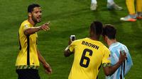 Pemain timnas Jamaikan, Deshorn Brown mengajak Messi berselfie