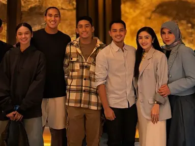 Drajat Djumantara merupakan teman SMA Daffa Wardhana, tak heran jika keduanya sangat dekat. Kedekatan keduanya sudah curi perhatian ketika di resepsi pernikahan Febby dan Drajat Djumantara. Aura pengantin barunya masih terlihat, Febby Rastanty dan Drajat Djumantara hadiri perayaan ulang tahun Daffa Wardhana selaras dengan mengenakan blazer warna biru muda. (Liputan6.com/IG/@marinizumarnisreal)