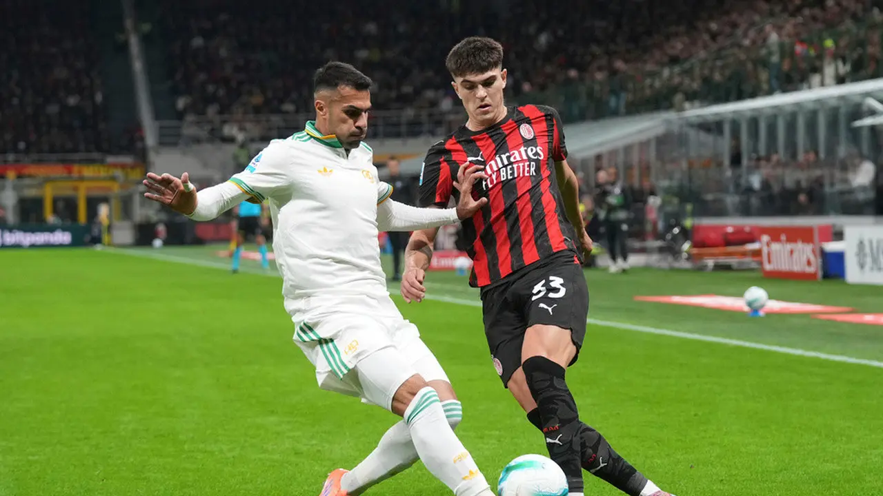 Zeki Celik vs Davide Bartesaghi di laga AC Milan vs AS Roma