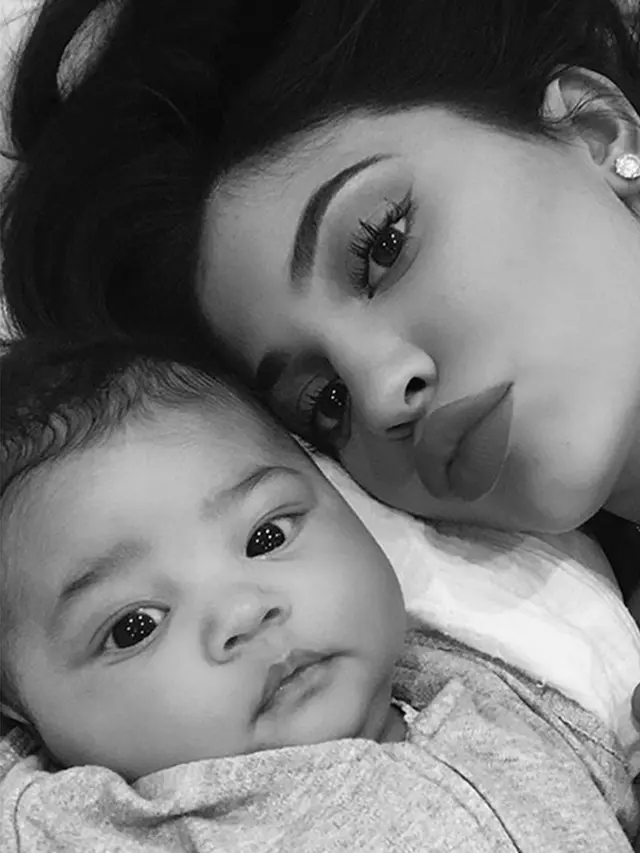 [Bintang] Kylie Jenner - Stormi