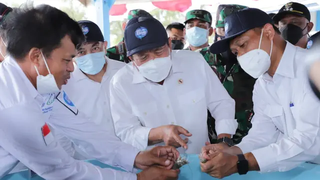 Menteri Kelautan dan Perikanan Sakti Wahyu Trenggono mengunjungi Sekolah Usaha Perikanan Menengah (SUPM) Ladong dan Politeknik Kelautan dan Perikanan Aceh pada Rabu (8/9/2021). (Dok KKP)