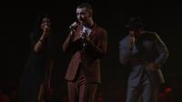Sam Smith saat tampil di Brit Awards 2018. (Foto: AFP / DANIEL LEAL-OLIVAS)