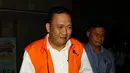 Direktur CV Putra Pratama Zulfikar Muharrami berjalan keluar Gedung KPK, Jakarta, seusai menjalani pemeriksaan, Senin (10/10). Zulfikar diduga turut menyuap Bupati Banyuasin Yan Anton sebesar Rp 1 Milyar. (Liputan6.com/Helmi Afandi)