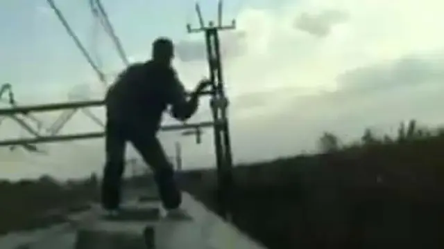Ekstrem! Menari di Atas Kereta Berkecepatan Tinggi