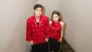 Melansir dari laman Instagram resmi KlikFilm, KlikFilm berkolaborasi dengan Maestro Batik Indonesia, Bapak Dudung Aliesyahbana, memberikan sentuhan unik lewat desain batik yang diciptakan eksklusif untuk KlikFilm. Oleh karenanya deretan artis yang hadi ke acara showcase KlikFilm 2025 tampil memukau dengan batik, tak terkecuali Junior Roberts dan Sandrinna Michelle. (Liputan6.com/IG/@juniorrobertss)