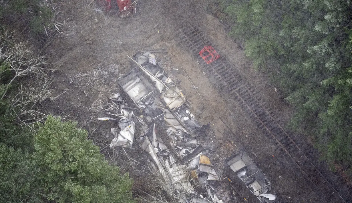 Foto udara, lokomotif Pasifik Kanada dan mobilnya terlempar keluar dari rel kereta akibat hujan lebat dan tanah longsor di Fraser Canyon dekat Hope, British Columbia, Kamis (18/11/2021). (Jonathan Hayward/The Canadian Press via AP)