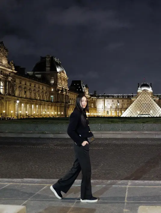 Selain karena memang memiliki tubuh yang tinggi, Anya Geraldine selalu berhasil memadukan penampilannya dengan outfit yang tepat. Di sini Anya terlihat mengenakan turtleneck cokelat yang kemudian ditumpuknya dengan jaket hitam, dan celana panjang, serta sepatu yang juga berwarna hitam. [Foto: Instagram/anyageraldine]