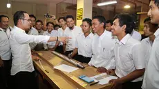 Dalam kunjungan kerja ke Makassar, Menteri Ketenagakerjaan (Menaker) M. Hanif Dhakiri mengunjungi sebuah pabrik dan berdialog dengan para Buruh