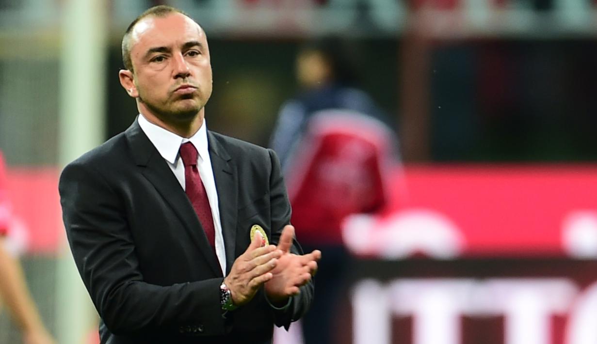 Pelatih AC Milan, Cristian Brocchi memberikan dukungan kepada anak asuhnya saat melawan Carpi FC pada lanjutan Serie A Italia di Stadion Giuseppe Meazza, Milan, Italy,Kamis (21/4/2016) atau Jumat dini hari WIB. (AFP/Giuseppe Cacace)