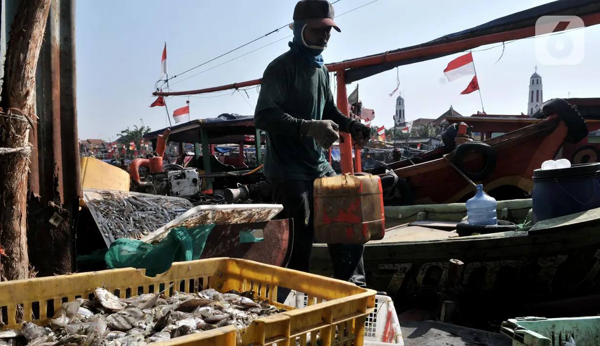 Aktivitas warga di pesisir Kampung Baru, Cilincing, Jakarta, Selasa (22/10/2019). Kondisi permukiman di kawasan ini hampir seluruhnya terbuat dari bangunan semipermanen, bahkan ada yang terlihat mirip gubuk dengan fasilitas MCK memprihatinkan. (merdeka.com/Iqbal Nugroho)