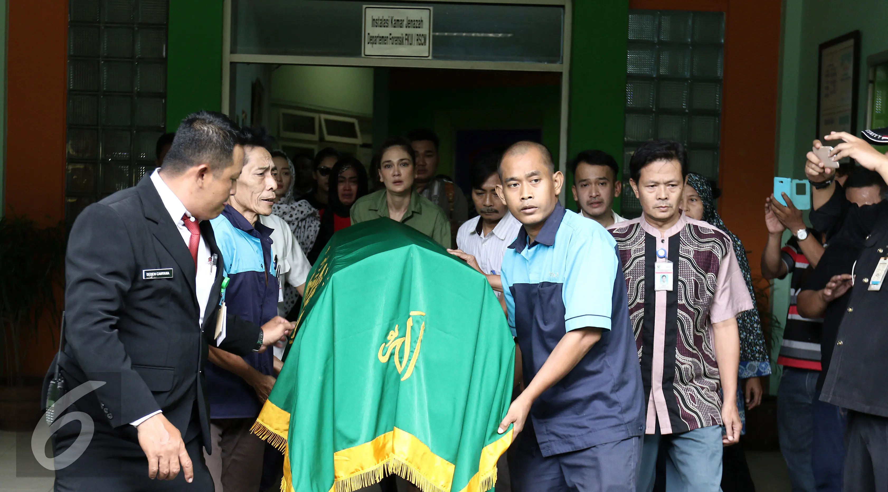 Jenazah Julia Perez dipindahkan dari Rumah Sakit Cipto Mangunkusumo ke rumah duka di Cibubur. (Herman Zakharia/Liputan6.com)