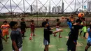 Suasana latihan sepak bola di lapangan samping Banjir Kanal Barat (BKB), Jakarta, Kamis (7/1/2020). Revitalisasi jalur hijau di sepanjang aliran BKB menyulap kawasan kumuh menjadi tempat interaktif warga sekitar yang dilengkapi fasilitas bermain, seperti lapangan futsal. (Liputan6.com/Johan Tallo)