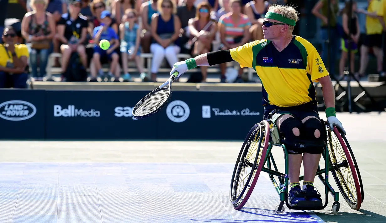 Petenis kursi roda dari Australia, Daniel Jeffery memukul bola setelah memenangkan pertandingan atas Amerika Serikat dalam pertandingan awal tenis kursi roda Invictus Games 2017 di Nathan Phillips Square. Toronto, (24/09) (Harry How / Getty Images / AFP)