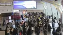 Penumpang yang mengenakan masker antre untuk menaiki pesawat pada malam liburan Tahun Baru Imlek di terminal penerbangan domestik bandara Gimpo di Seoul, Korea Selatan, Kamis (11/2/2021). Liburan Tahun Baru Imlek adalah salah satu hari libur tradisional utama negara itu. (AP Photo/Ahn Young-joon)