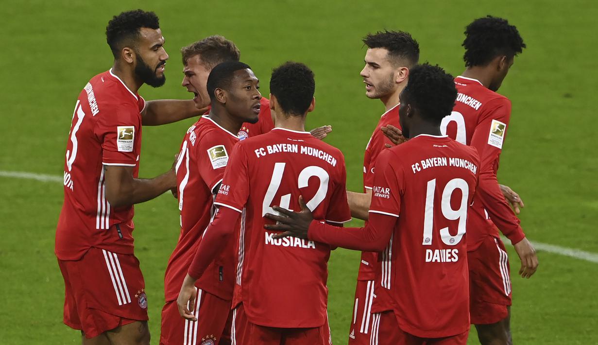 Para pemain Bayern Munich merayakan gol pertama ke gawang Bayer leverkusen yang dicetak striker Eric Maxim-Choupo Moting (kiri) dalam laga lanjutan Liga Jerman 2020/2021 pekan ke-30 di Allianz Arena, Munich, Selasa (20/4/2021). Bayern Munich menang 2-0 atas Leverkusen. (AP/Christof Stache/Pool)