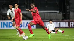 Pemain Timnas Indonesia U-20, Hugo Samir menggiring bola melewati pemain Timnas Fiji U-20 pada laga International Friendly Match U-20 di Stadion Utama Gelora Bung Karno (SUGBK), Jakarta, Jumat (17/02/2023). Timnas Indonesia U-20 menang dengan skor 4-0. (Bola.com/Bagaskara Lazuardi)