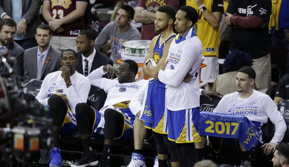 Ekspresi para pemain Warriors usai kalah dari Cleveland Cavaliers pada gim keempat Final NBA 2017 di Quicken Loans Arena, Cleveland, (9/6/2017).  Cleveland menang 137-116. (AP /Tony Dejak)