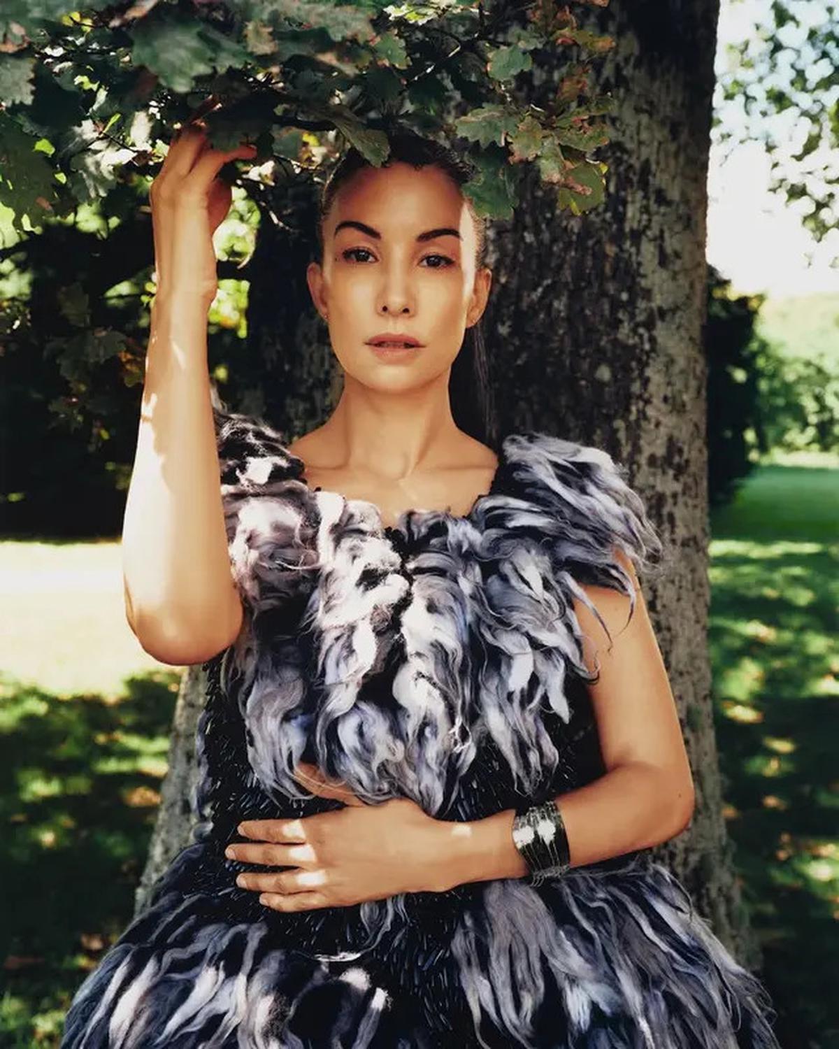 Tampilan Sleek Nadya Hutagalung di Majalah Vogue Filipina, Pamerkan Wajah Minim Kerutan di Usia 50 Tahun