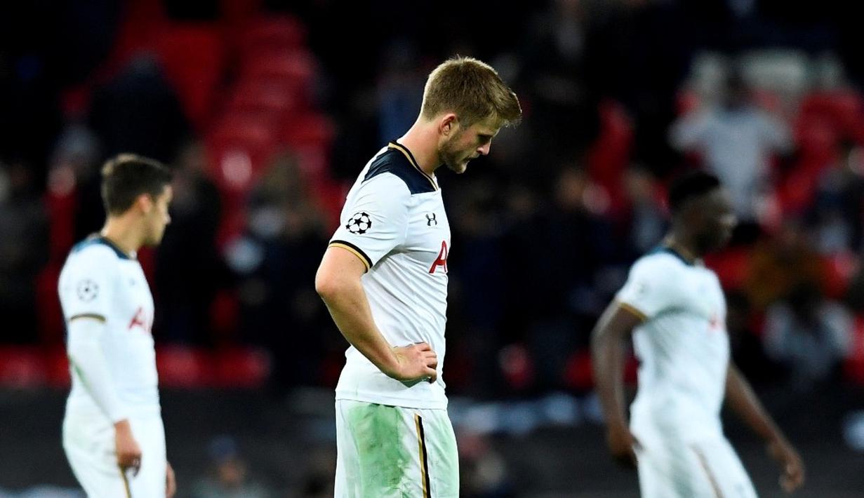Ekspresi pemain Tottenham Hotspur setelah kalah dari Bayer Leverkusen dalam laga Grup E Liga Champions di Stadion Wembley, Kamis (3/11/2016) dini hari WIB. (Reuters/Dylan Martinez)