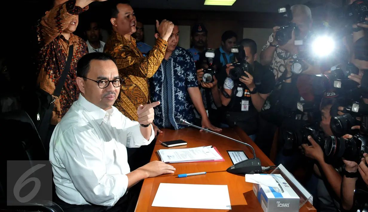 Menteri ESDM Sudirman Said sebelum dimulainya sidang pemeriksaan perkara Ketua DPR RI, Setya Novanto di ruang MKD, Kompleks Parlemen Senayan, Jakarta, Rabu (2/12) . Sudirman dimintai keterangan seputar pencatutan nama Presiden. (Liputan6.com/Johan Tallo)