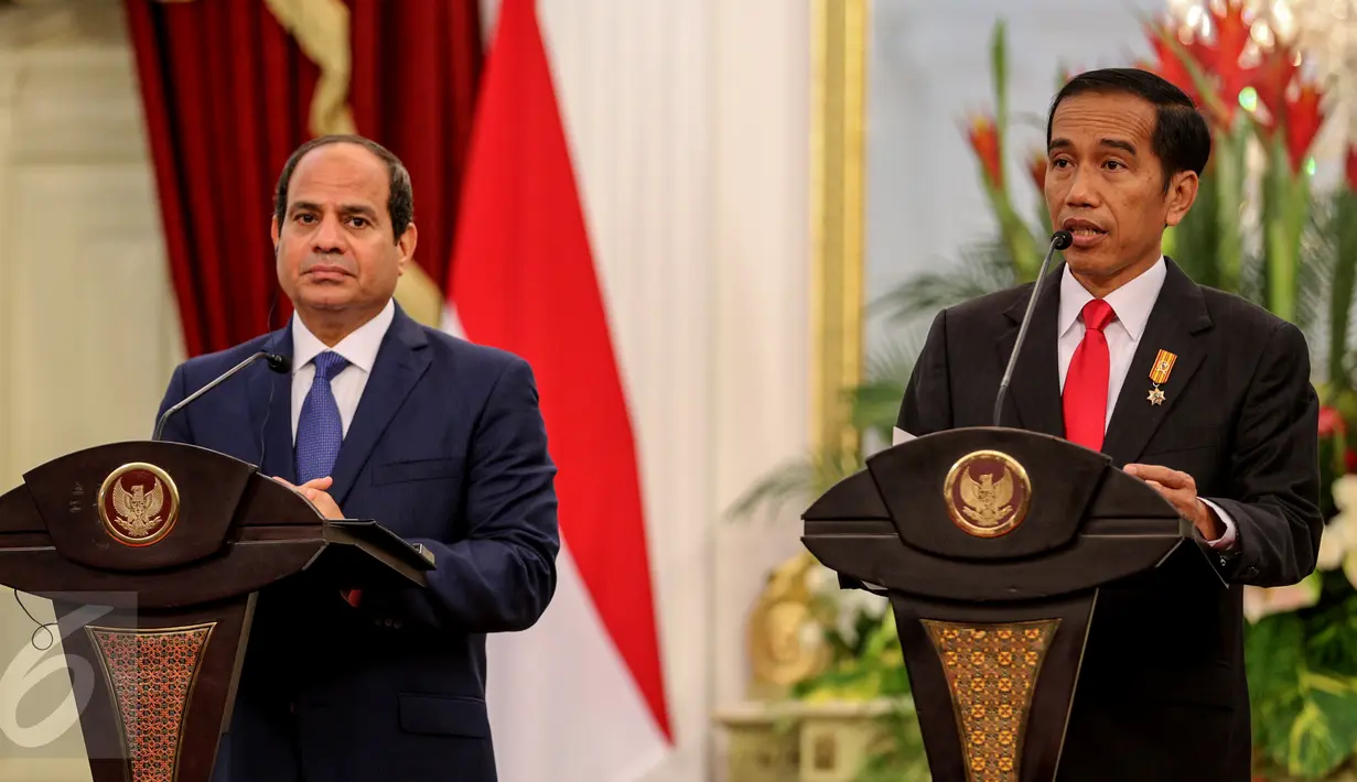 Presiden Jokowi menggelar konferensi pers bersama dengan Presiden Mesir Abdel Fattah Al Sisi di Istana Merdeka, Jakarta, Jumat (4/9/2015). Kunjungan Al Sisi untuk mengadakan kerjasama ekonomi dengan Indonesia. (Liputan6.com/Faizal Fanani)