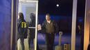 Anggota FBI tampak memasuki bangunan dekat bioskop tempat terjadinya penembakan di Lafayette, Louisiana, AS, Kamis (23/7/ 2015).  Diduga pria 58 tahun ini melepaskan tembakan yang menewaskan dua orang dan melukai tujuh orang lainnya. (REUTERS/Lee Celano)